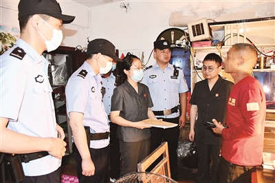 执行法官与被执行人沟通其案件情况。案外人藏车抵欠款，执行干警释法明